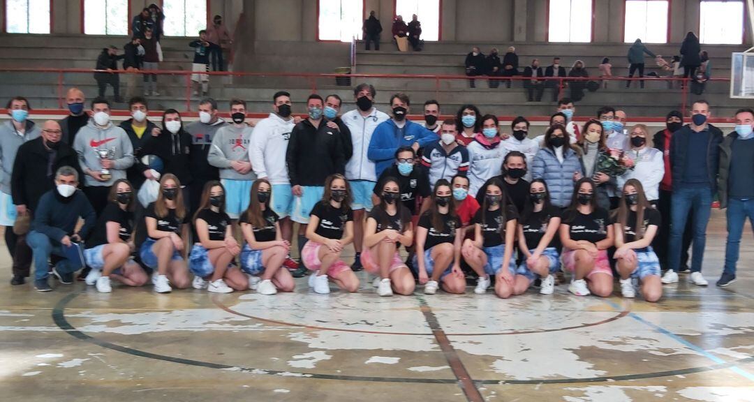 Foto final de familia con los participantes en el XIV All Star XII Memorial Quico Córcoles