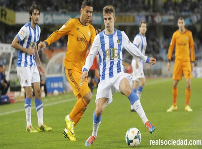 Antoine Griezmann trata de controlar un balón