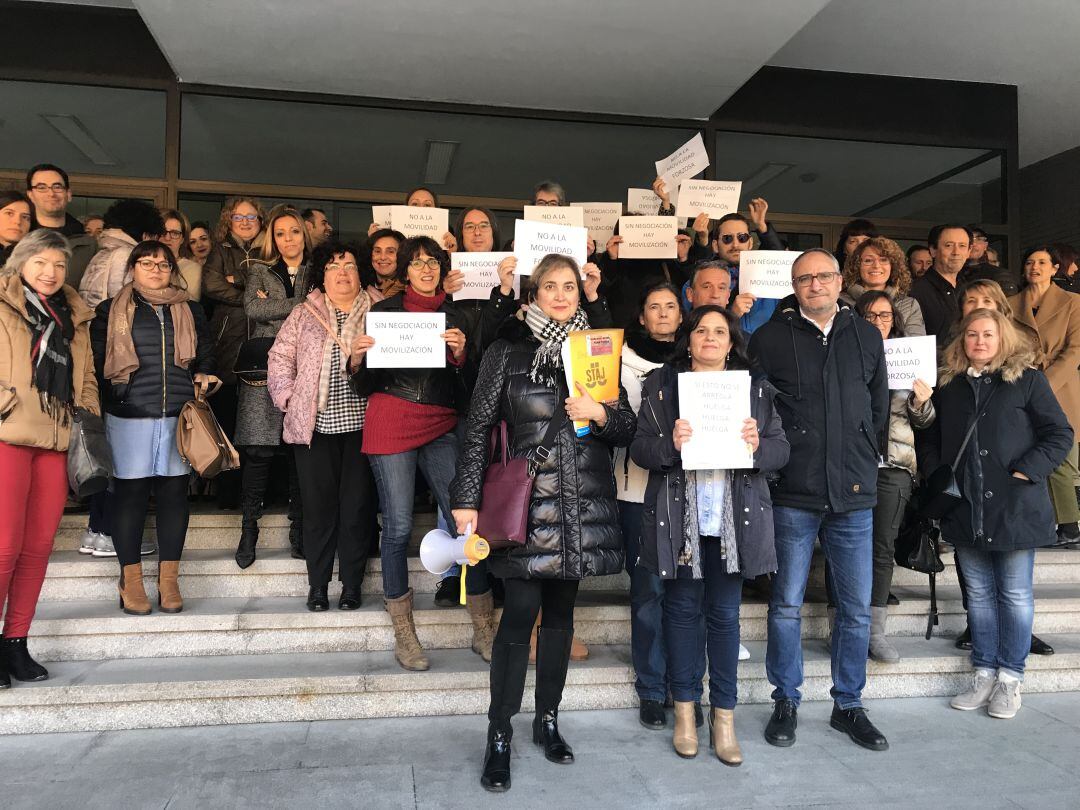 Concentración a las puertas del Palacio de Justicia de Ponferrada