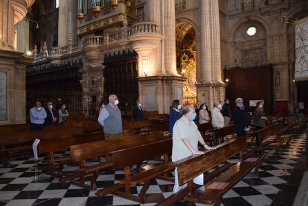 Asistentes a la primera misa en la Catedral después del confinamiento.