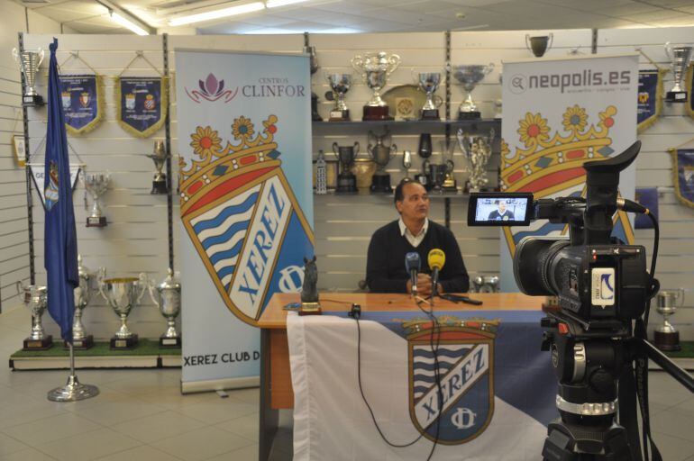 Vicente Vargas durante su última rueda de prensa como entrenador azulino