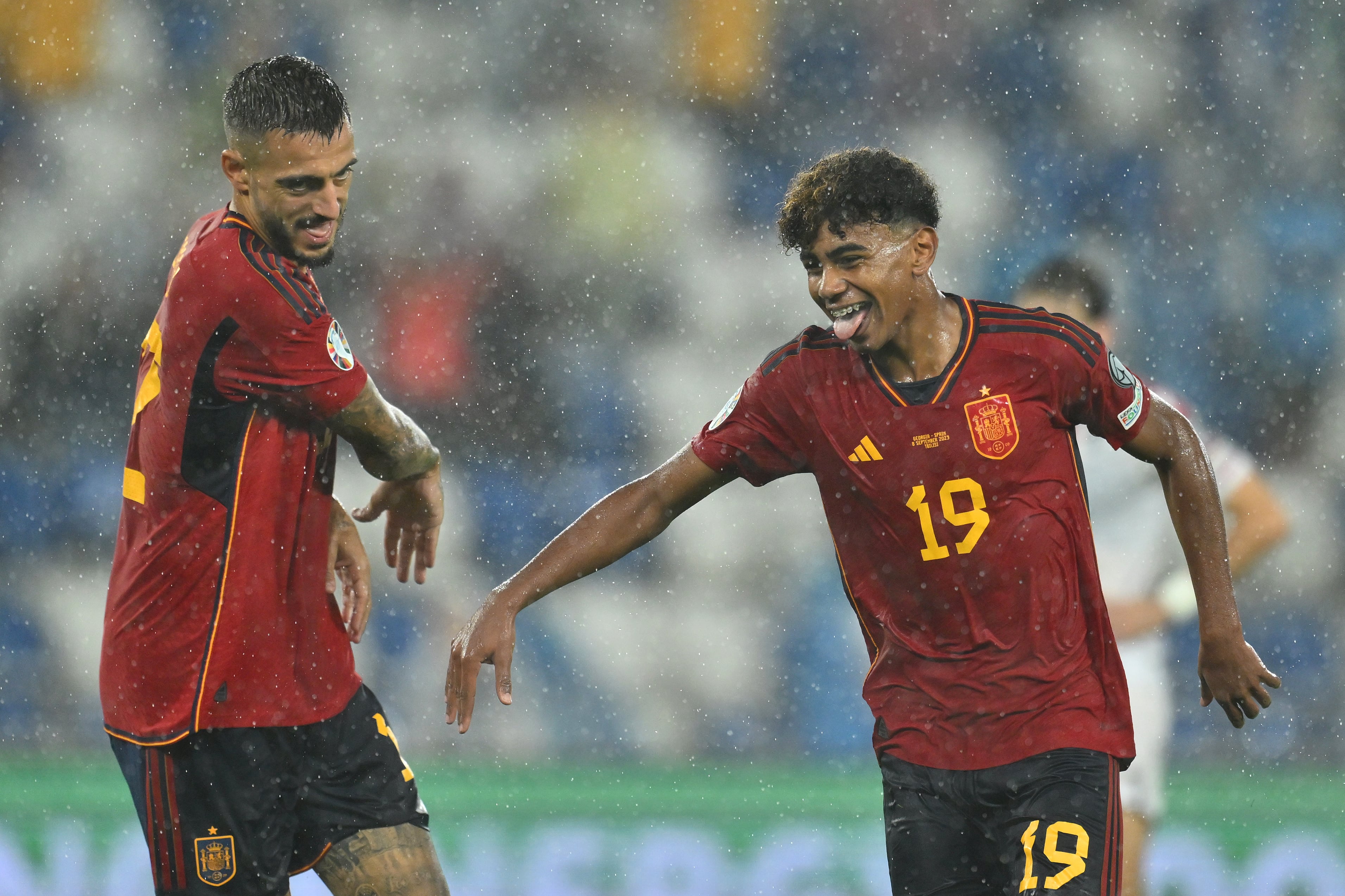 Lamine Yamal celebra su gol a Georgia con la selección española de fútbol.