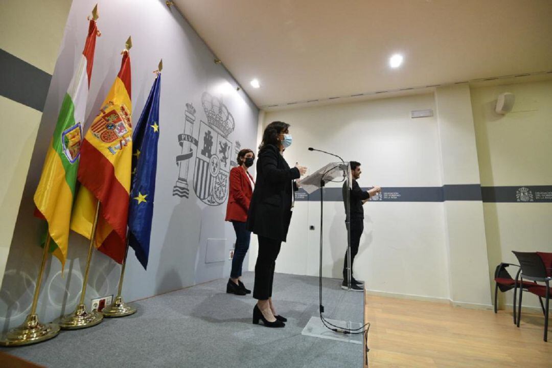 La presidenta de La Rioja, en primer término, y la delegada del Gobierno, en la rueda de prensa.