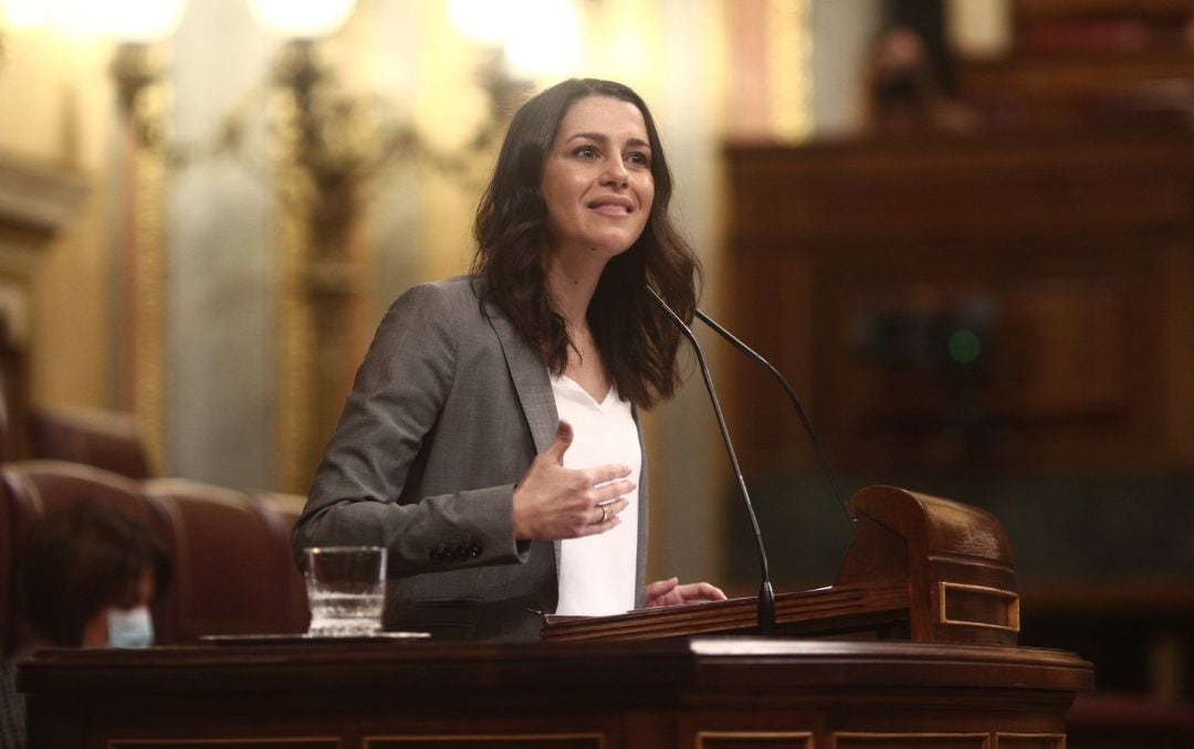 La presidenta de Ciudadanos, Inés Arrimadas interviene durante una sesión plenaria en el Congreso de los Diputados, en Madrid (España), a 17 de diciembre de 2020.