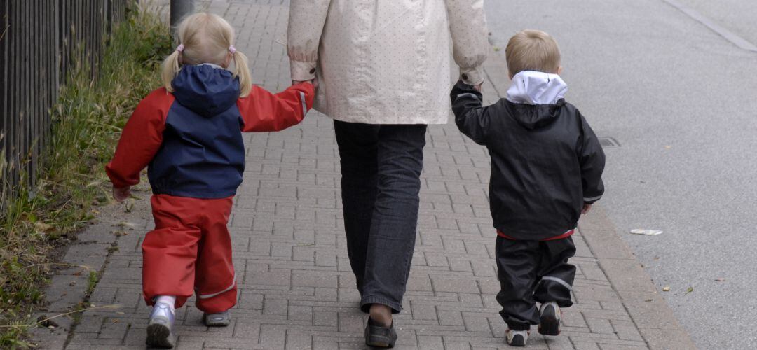 Dos niños con su cuidadora