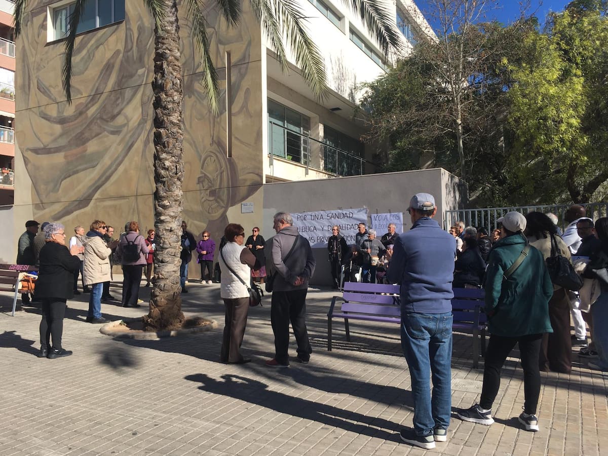 Vecinos de Orriols se concentran para denunciar la saturación del centro de salud Arquitecto Tolsà