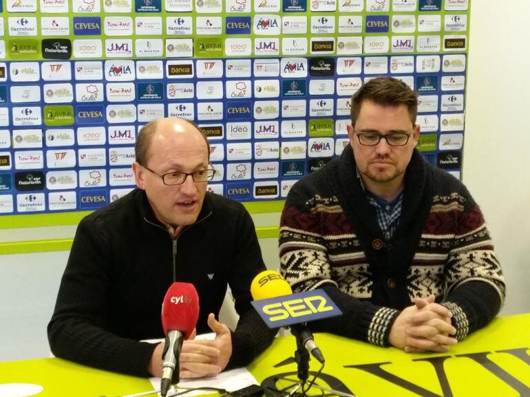 El presidente del Óbila, Rodrigo Martín (d) y el vicepresidente, Miguel Ángel Abad