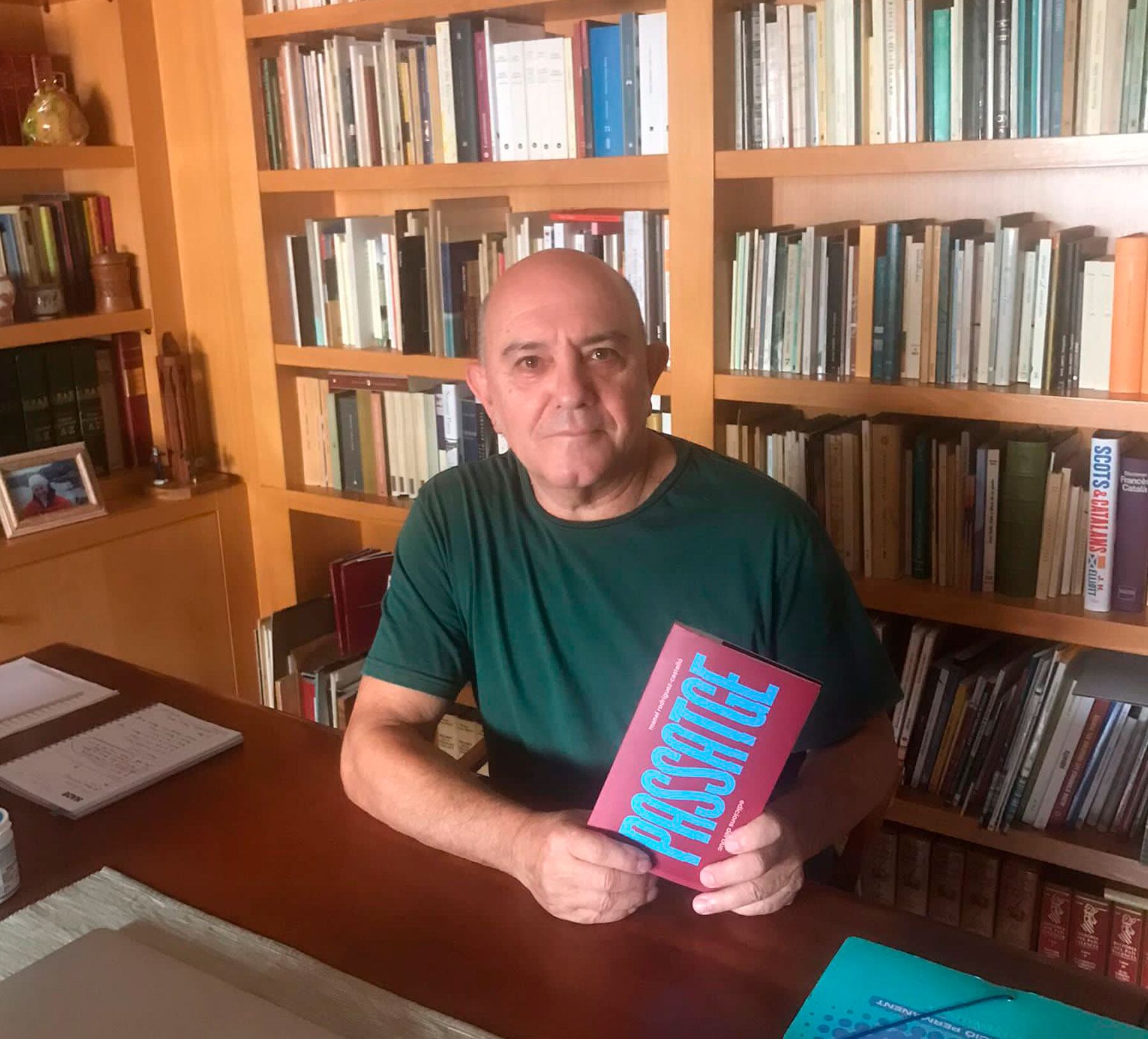 Manel Rodríguez-Castelló a sa casa amb un exemplar del llibre 'Passatge'