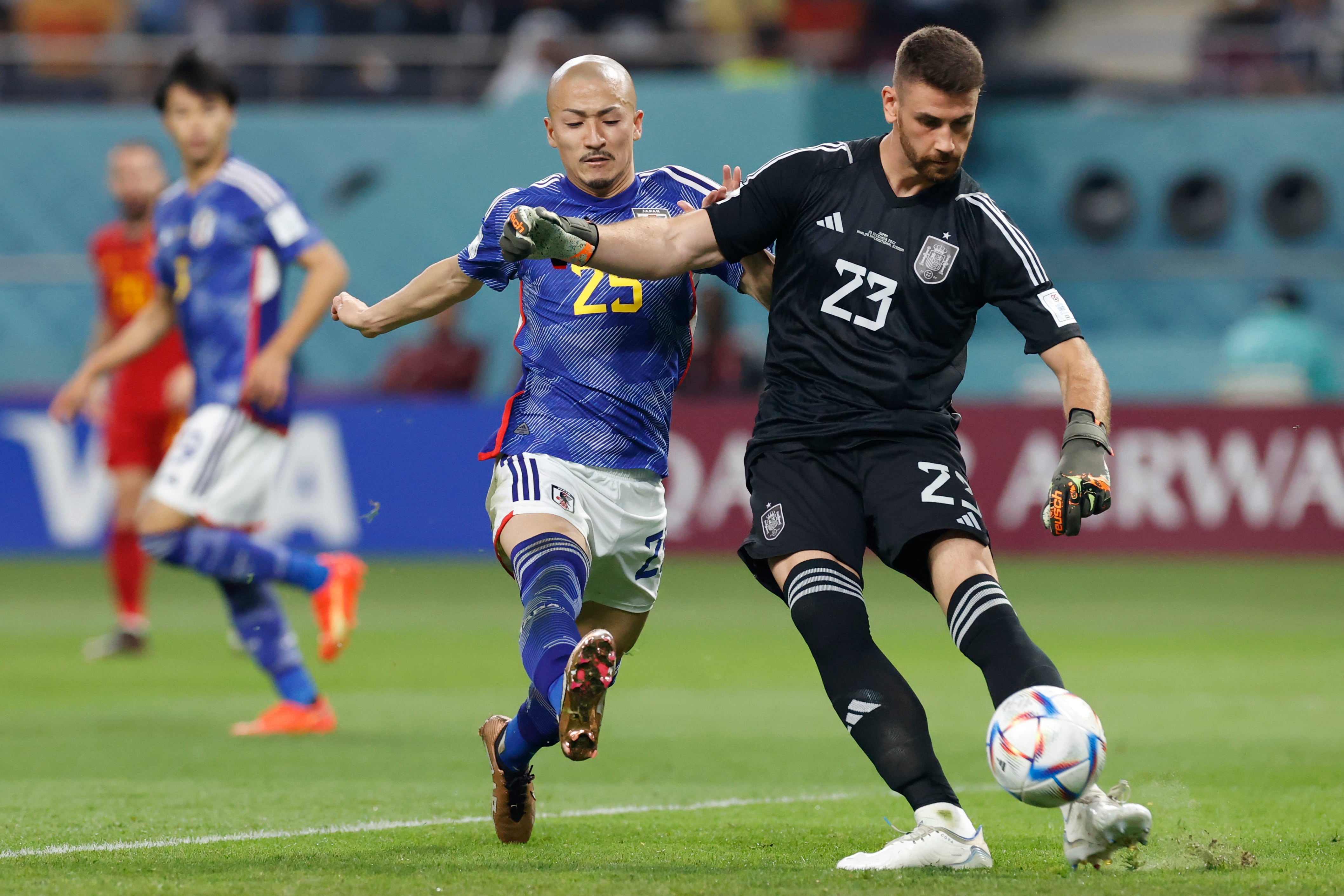 Daizen Maeda (i) de Japón disputa un balón con Unai Simón de España hoy, en un partido de la fase de grupos del Mundial de Fútbol Qatar 2022 entre Japón y España en el estadio Internacional Jalifa en Doha (Catar). EFE/ Esteban Biba