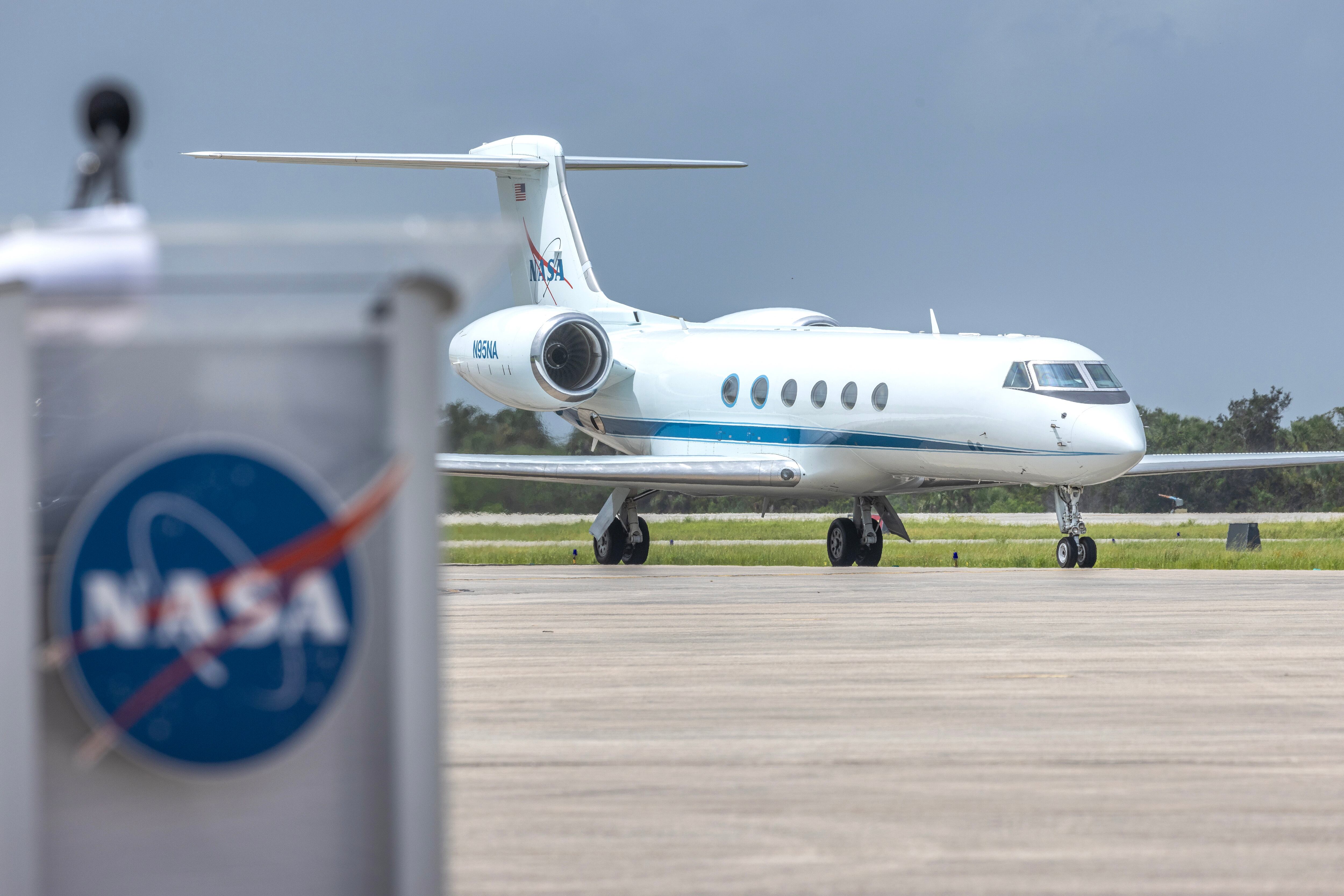 Titusville (Usa), 20/08/2023.- A NASA plane, carrying the members of the NASA&#039;Äôs Crew-7, arrives to the NASA Shuttle Landing Facility in Titusville, Florida, USA, 20 August 2023. The launch day is targeted for 25 August 2023 aboard the SpaceX&#039;Äôs Dragon spacecraft from the NASA Kennedy Space Center&#039;Äôs Launch Complex 39A. The Crew 7 mission members are NASA astronaut Jasmin Moghbeli, commander, Roscosmos cosmonaut Konstantin Borisov, mission specialist, ESA (European Space Agency) astronaut Andreas Mogensen, pilot, and JAXA (Japan Aerospace Exploration Agency) astronaut Satoshi Furukawa, mission specialist. (Japón) EFE/EPA/CRISTOBAL HERRERA-ULASHKEVICH
