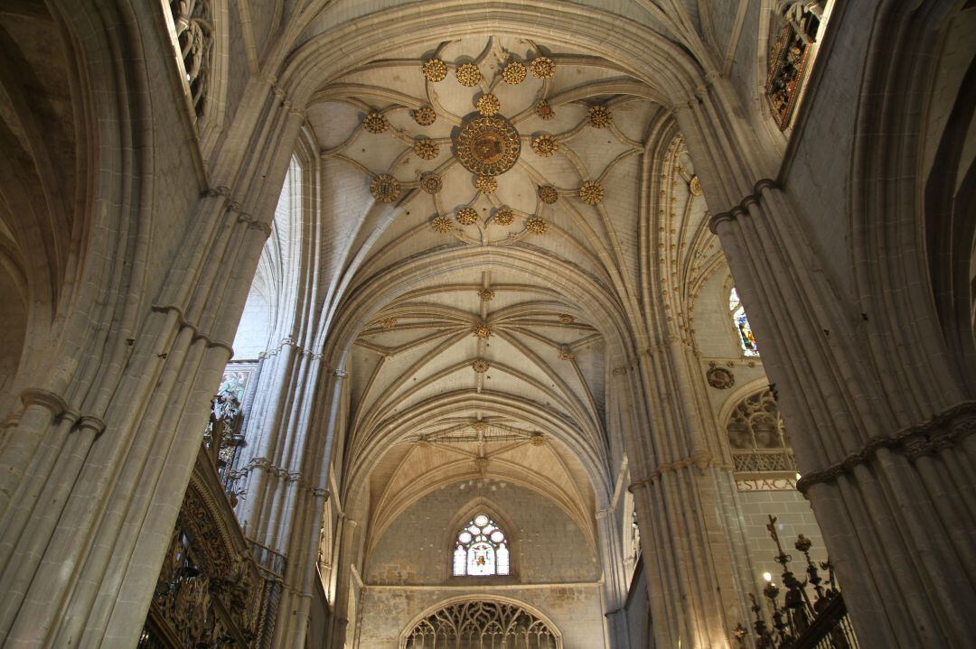 Iberdrola comienza los trabajos de iluminación del interior de la Catedral de Palencia