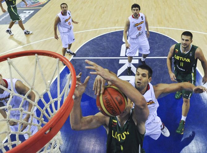 Un jugador lituano intenta penetrar frente a la defensa española