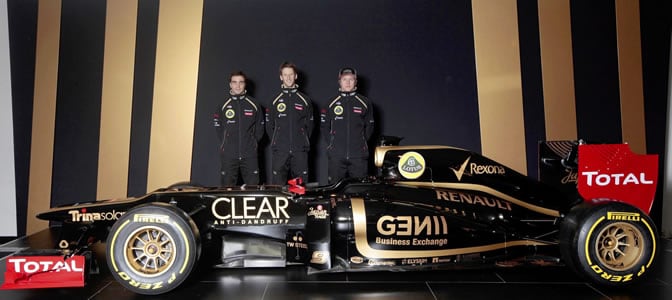 El belga Jerome D&#039;Ambrosio, el suizo Romain Grosjean y el finlandés Kimi Raikkonen, posan junto al nuevo vehículo Lotus E20