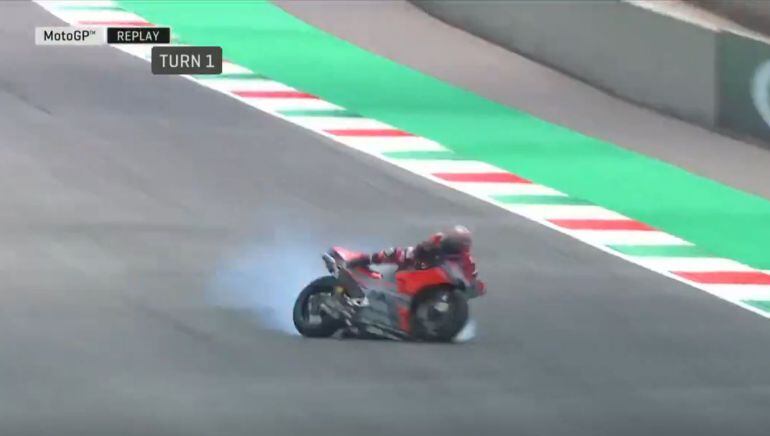 Momento en el que Pirro pierde el control de la moto. 