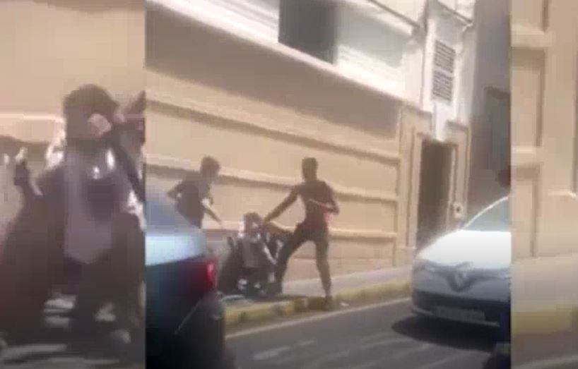 Momento en el que agreden al hombre que intentó evitar el robo.