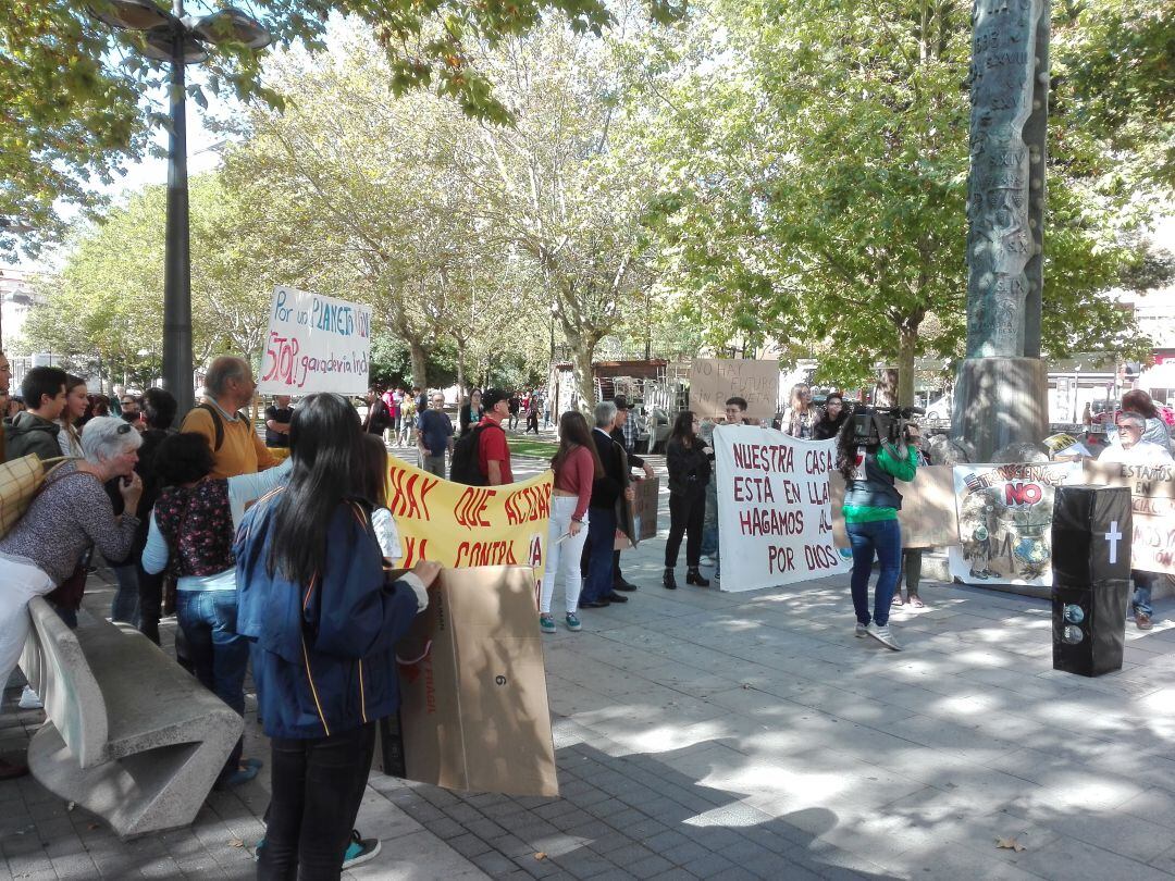 Concentración contra el cambio climático en la Plaza de la Marina Española de la capital