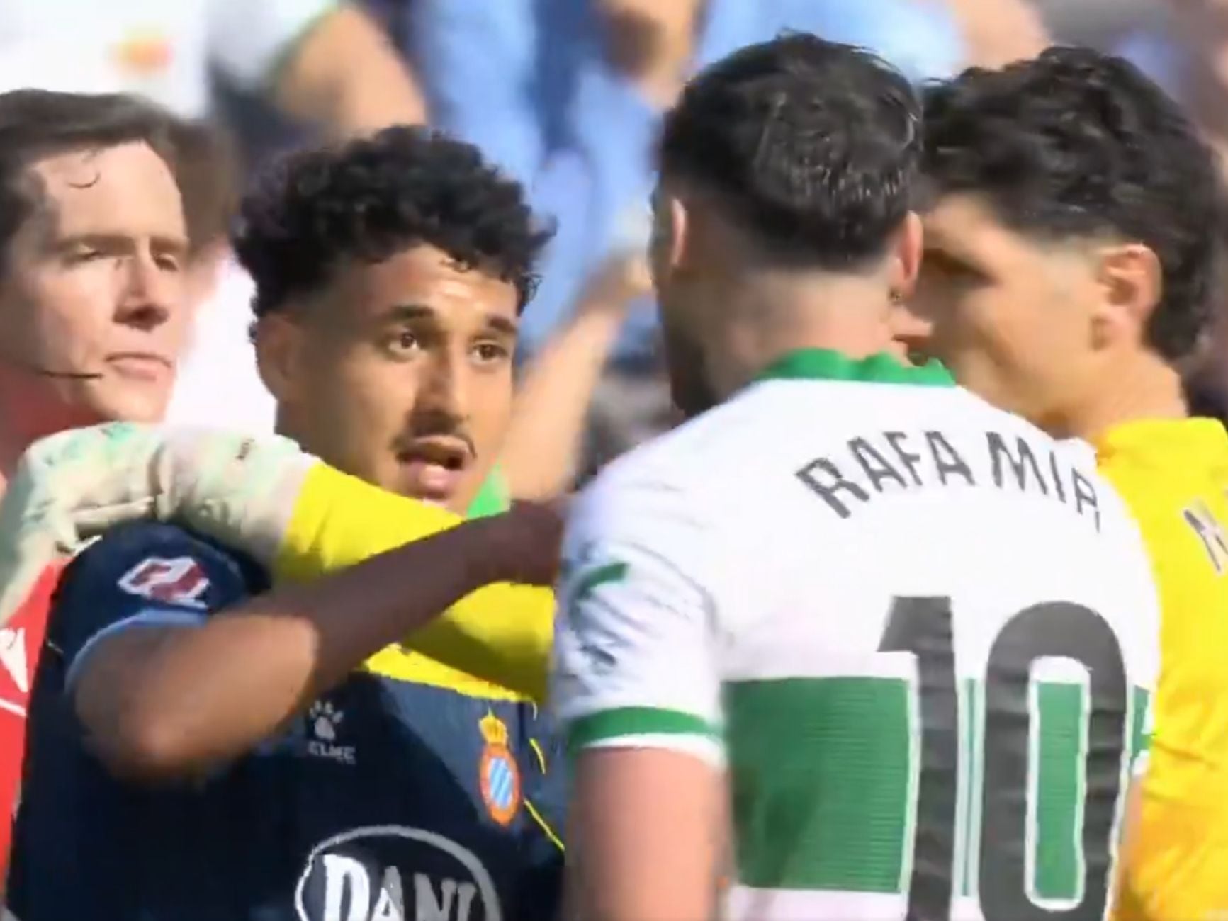 Rafa Mir y El Hilali se encaran durante el partido (Imagen DAZN)