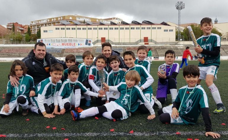 El equipo benjamín C del CD Úbeda Viva celebra el título de liga