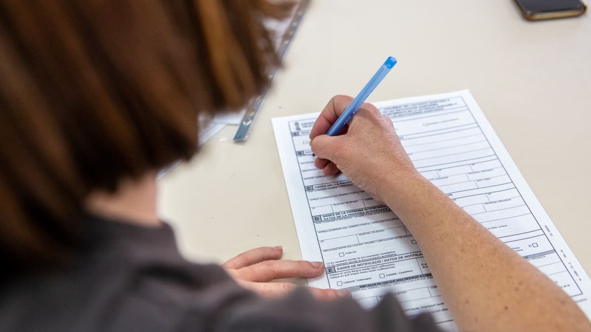 Familias de Elda recogen firmas para mejorar la pediatría del centro de salud de avenida de Sax