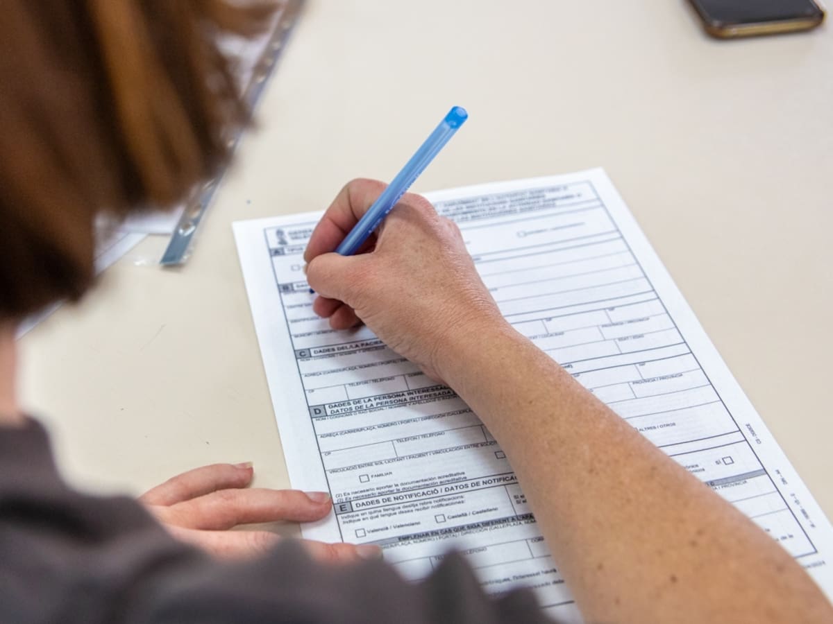 Familias de Elda recogen firmas para mejorar la pediatría del centro de salud de avenida de Sax