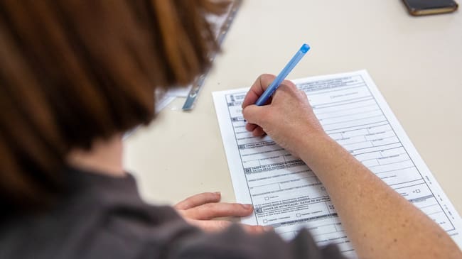Recogida de firmas en el centro social Estación Cuatro Zonas de Elda