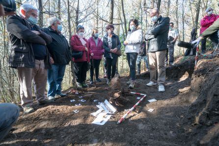 Familiares de Aniceto y diferentes responsables institucionales durante el acto de exhumación de este domingo