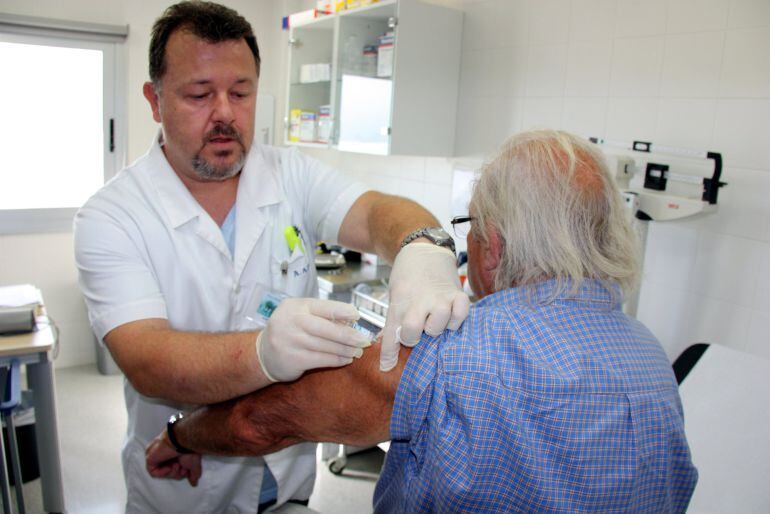 Un anciano se vacuna contra la gripe.