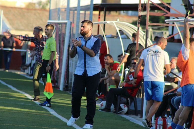 Alberto Vázquez, entrenador del Guadalcacín, durante un partido
