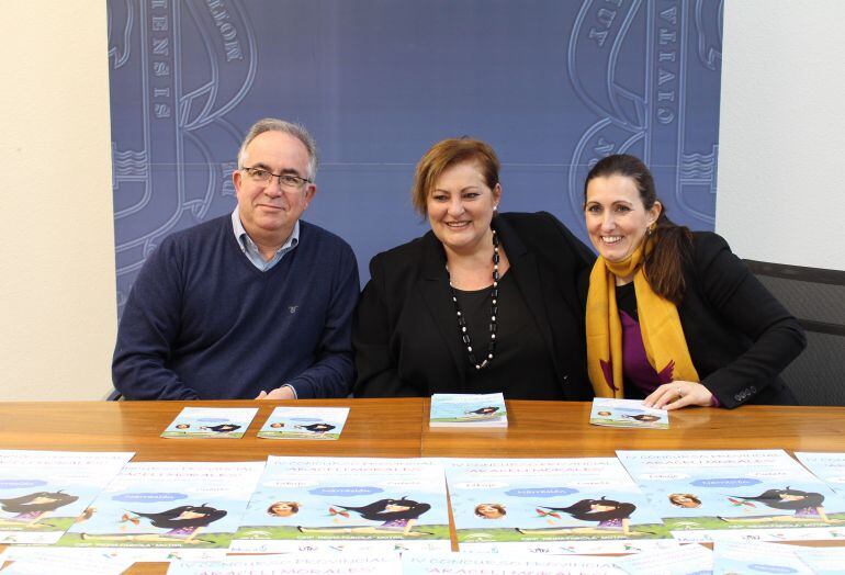 La concejala de Igualdad, Susana Feixas, el director del CEIP &quot;Reina Fabiola&quot;, José tortosa y la jefa de estudios del centro, Remedio López, presentan las bases del concurso literario