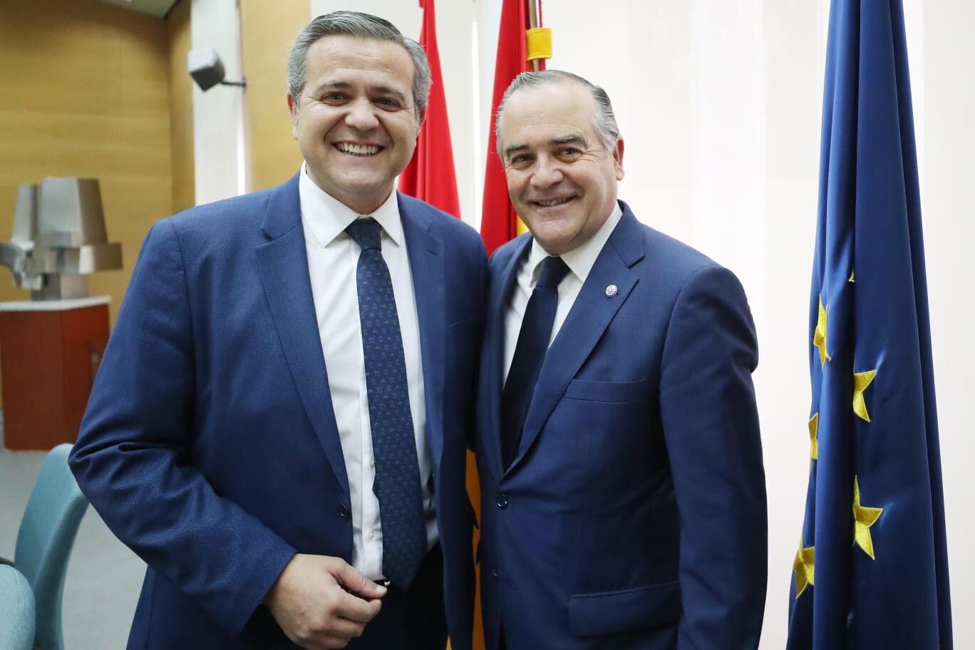 El alcalde José Julián Gregorio junto a Jorge Rodrigo Domínguez, consejero de Vivienda, Transportes e Infraestructuras de la Comunidad de Madrid.