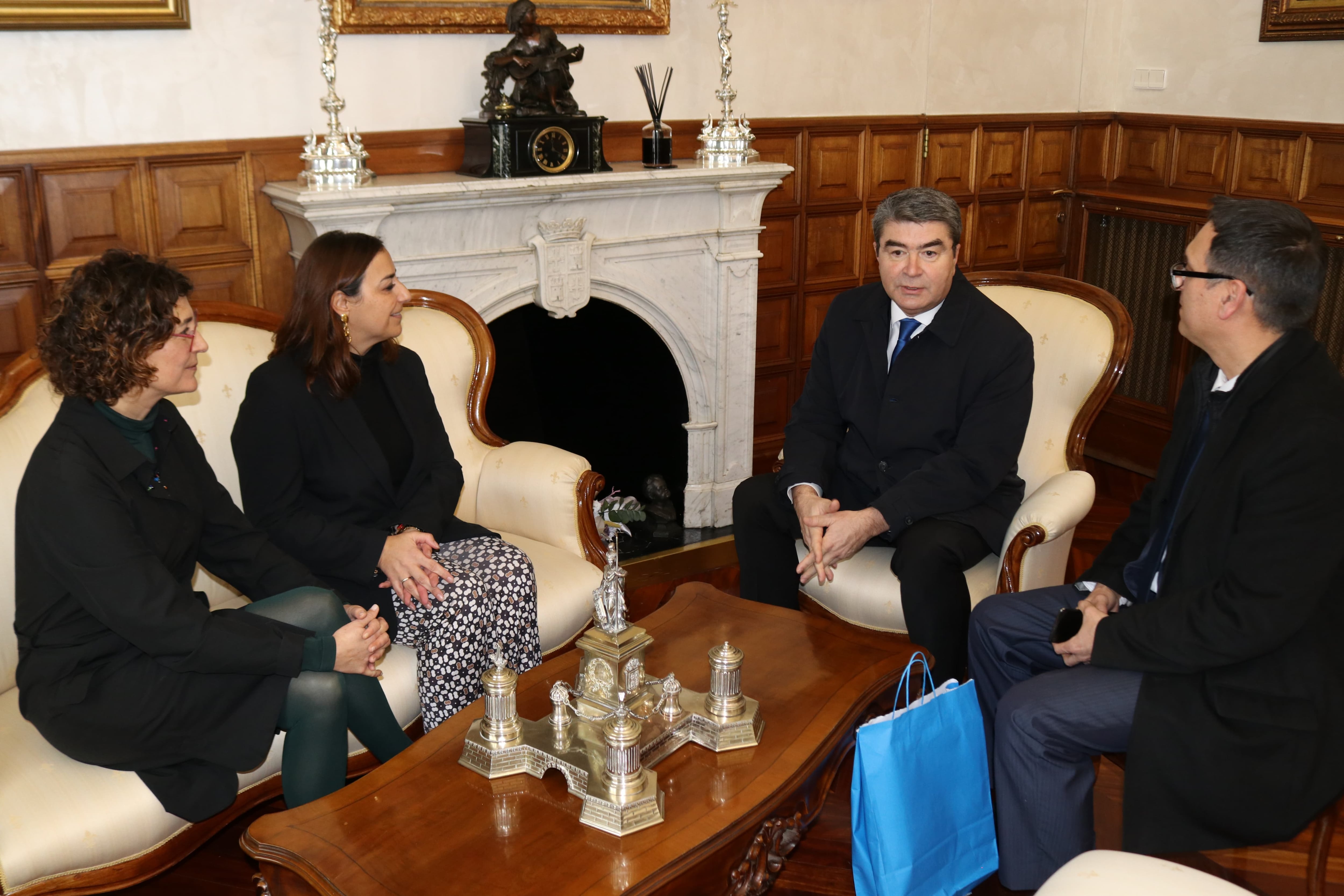 Momento de la visita oficial del cónsul general de Rumanía,  Florea Tiberiu Trifan, a la alcaldesa de Palencia, Miriam Andrés