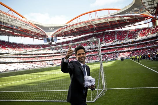 Diego Ribas evalúa el estado del terreno de juego con las gradas de Da Luz de fondo.