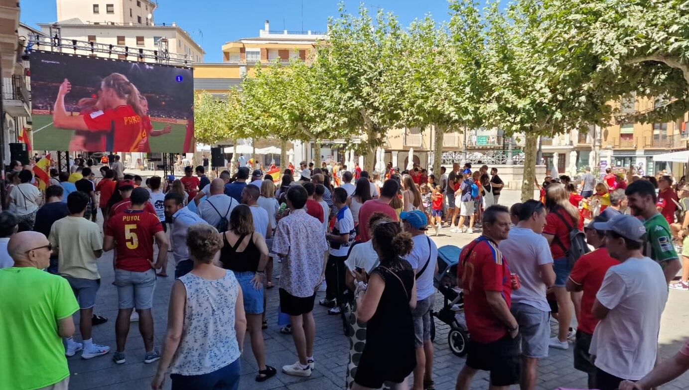 La afición arandina ha celebrado en la Plaza Mayor el Mundial logrado por España