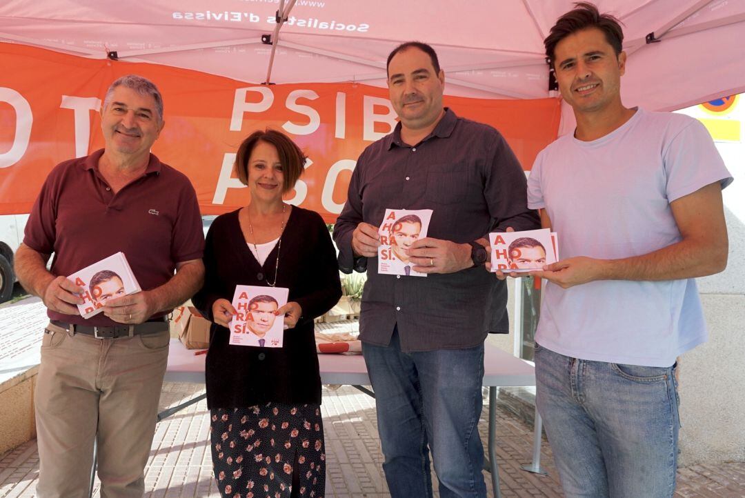 Sofía Hernanz junto a algunos compañeros de su partido 