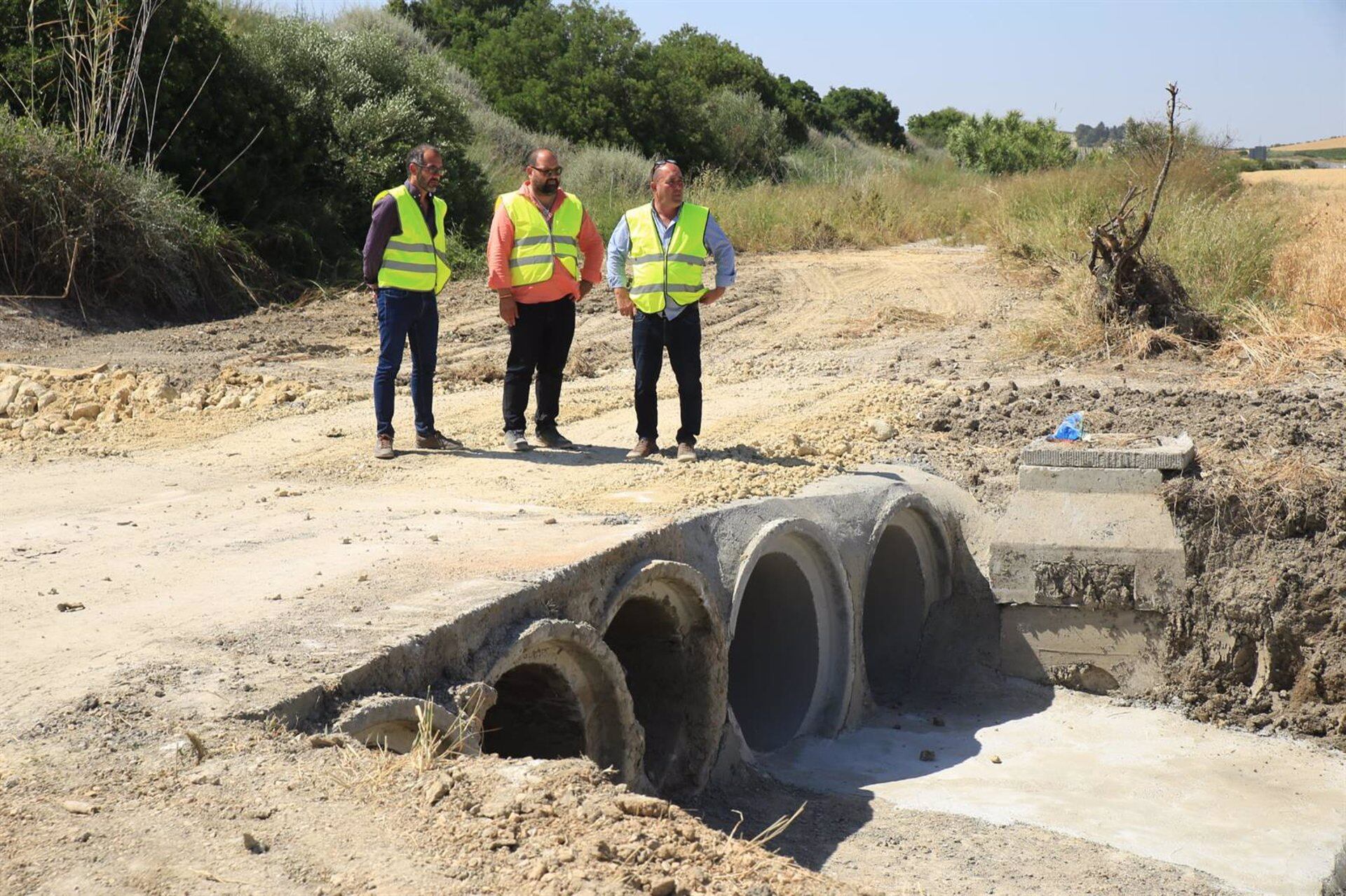El responsable del Área de Cooperación de la Diputación de Cádiz, Javier Bello, en una visita a las obras en la carretera de Macharnudo