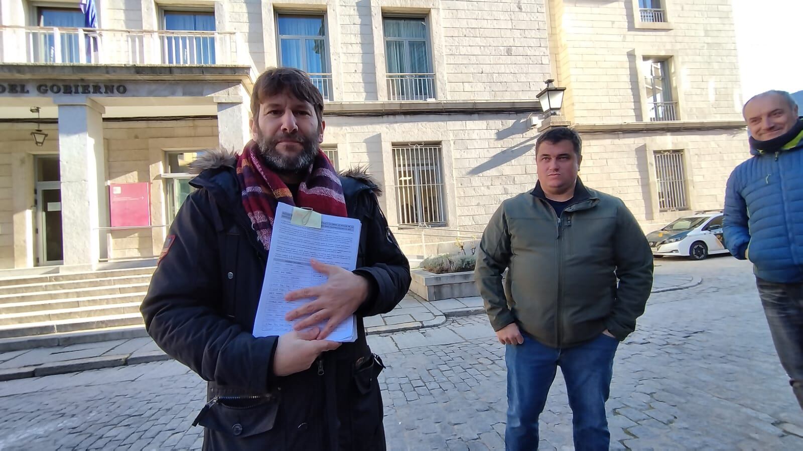 César Acebes, el presidente de Unión de Campesinos UCCL-Segovia, sostiene las firmas que han presentado a la Subdelegación del Gobierno