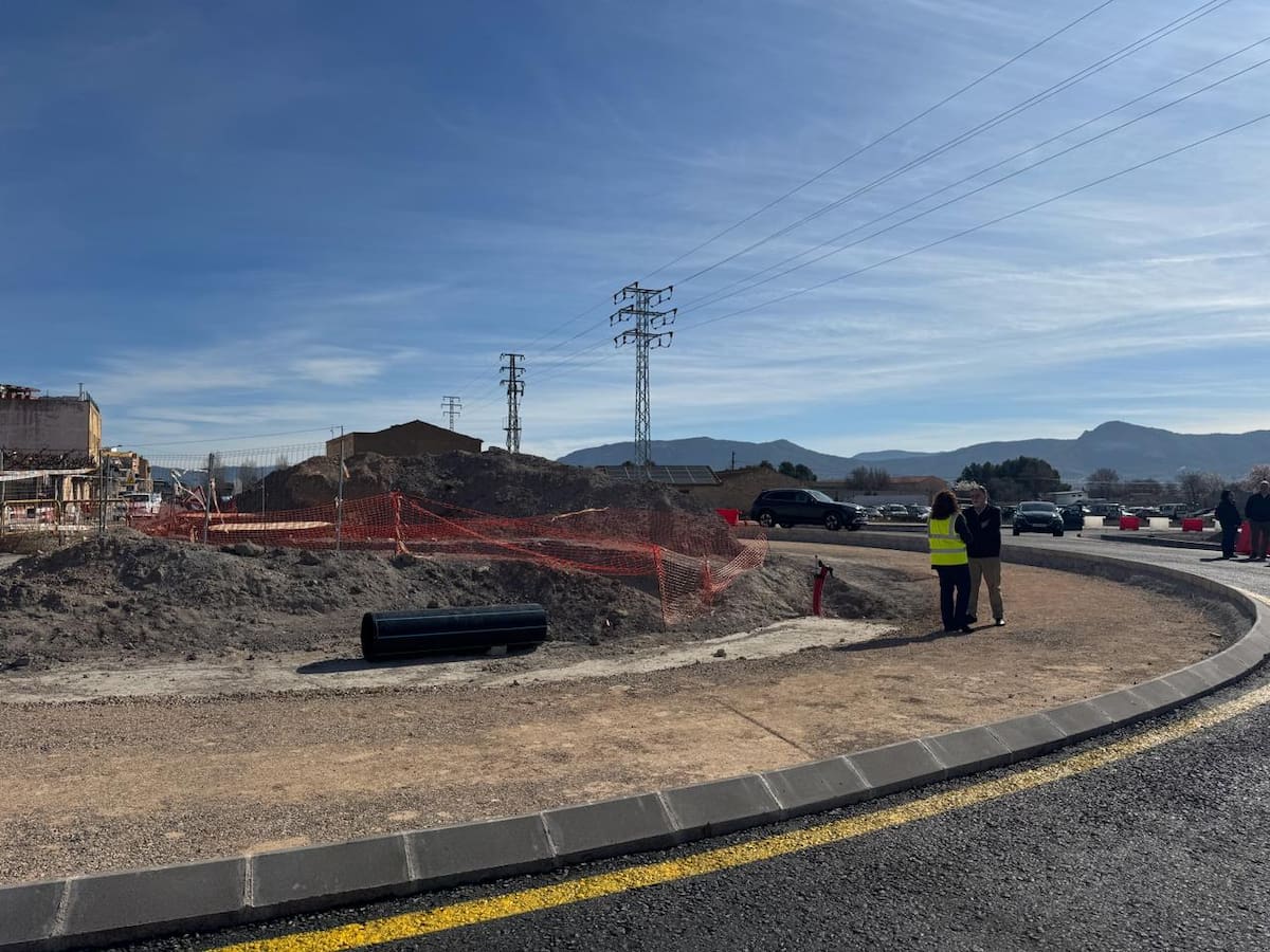 Ya en servicio la rotonda de calle Rosalía de Castro, en la nueva ronda urbana de Villena, en construcción
