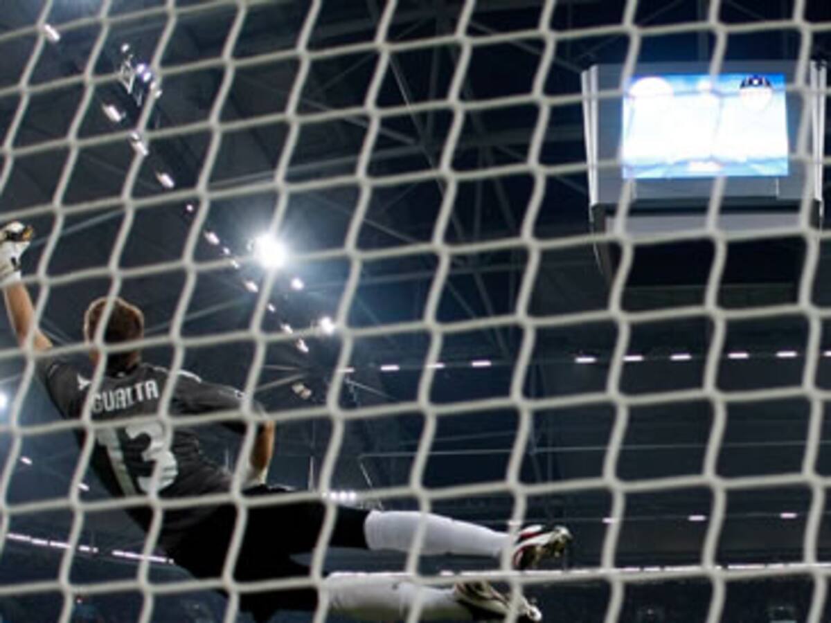 La defensa condena al Valencia y regala el pase al Schalke de Raúl