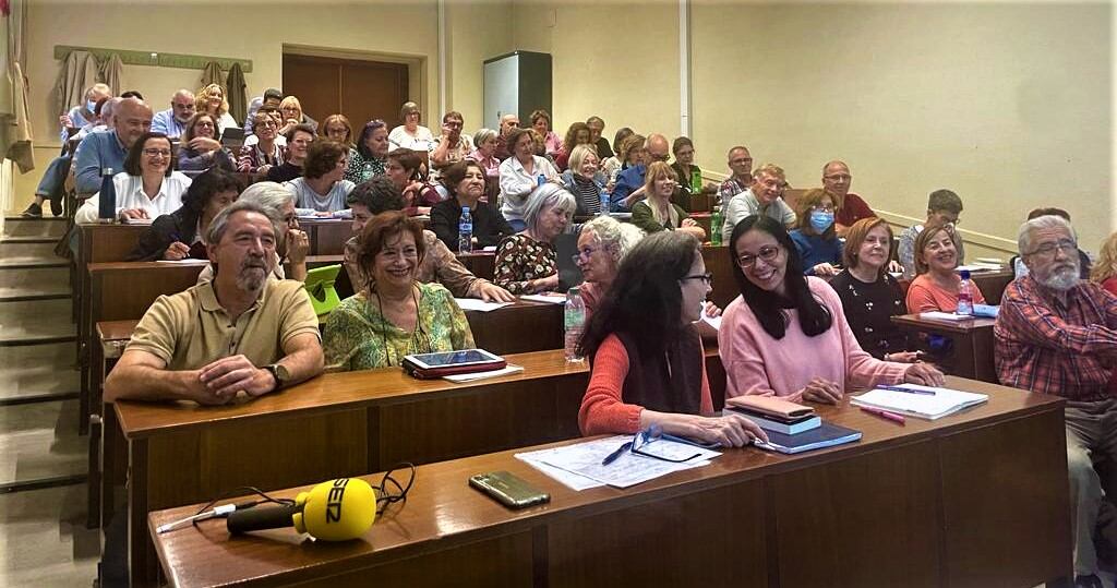 Alumnos de la Universidad de Mayores de la Complutense en la clase de Historia Moderna de España.