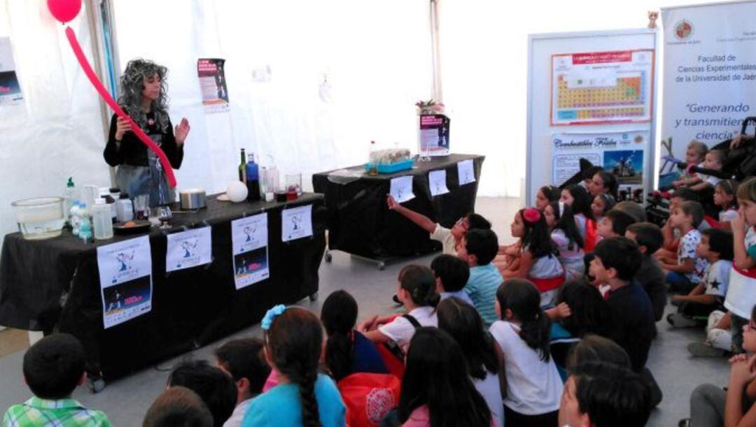 Actividad con menores en una edición anterior de la Noche Europea de los Investigadores.