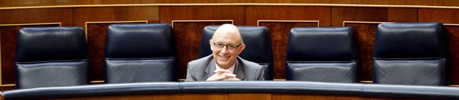 El ministro de Hacienda, Cristóbal Montoro, sonríe durante la sesión de control al Gobierno en el Parlamento