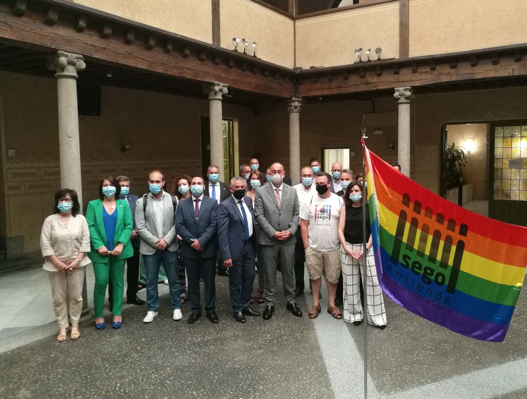 Los miembros de Segoentiende han sido recibidos por los diputados provinciales en el Patio de Columnas del palacio provincial