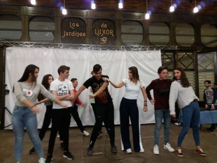 Momento de la ponencia de Isabel Luque, con la participación de algunos jóvenes