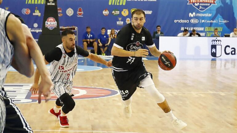 Kostas Vasileaidis, perseguido por Popovic, en el partido ante el Fuenlabrada