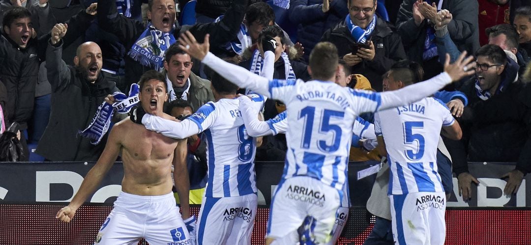 Carrillo, sin camiseta, celebra con sus compañeros y la afición de Butarque el tanto de la victoria ante el Real Valladolid C.F.