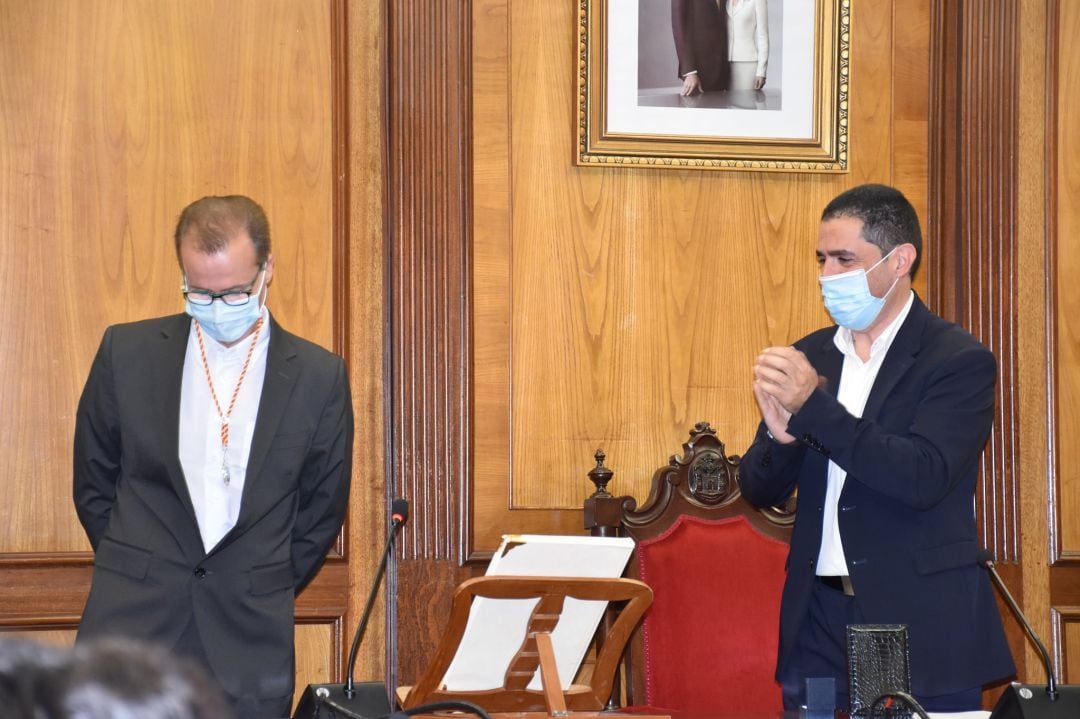 Jordi Segura ha tomado posesión como concejal del PSOE en el Ayuntamiento de Alcoy en un pleno extraordinario celebrado en la tarde de este miércoles.