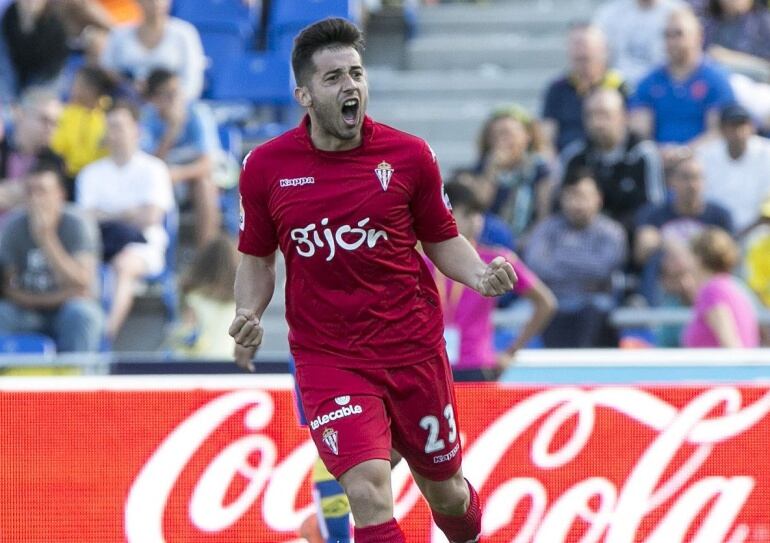  LAS PALMAS DE GRAN CANARIA, 16.04.2016.- El centrocampista del Sporting Jonathan Rodríguez celebra el gol marcado ante Las Palmas durante el partido de la durante el encuentro de la 33º jornada de Liga de Primera División disputado esta tarde en el Estad