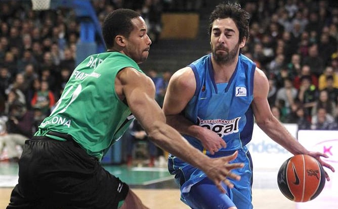 Juan Carlos Navarro intenta superar a Eulis Báez