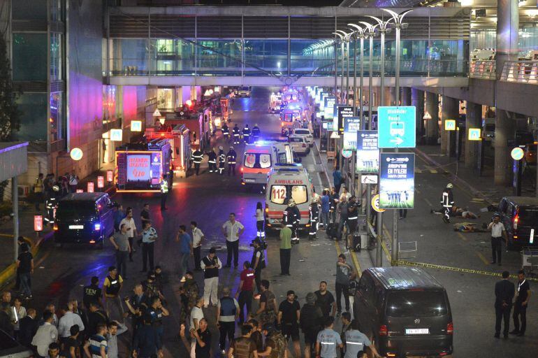 Médicos y policías trabajan después de un ataque suicida en el aeropuerto Ataturk en Estambul