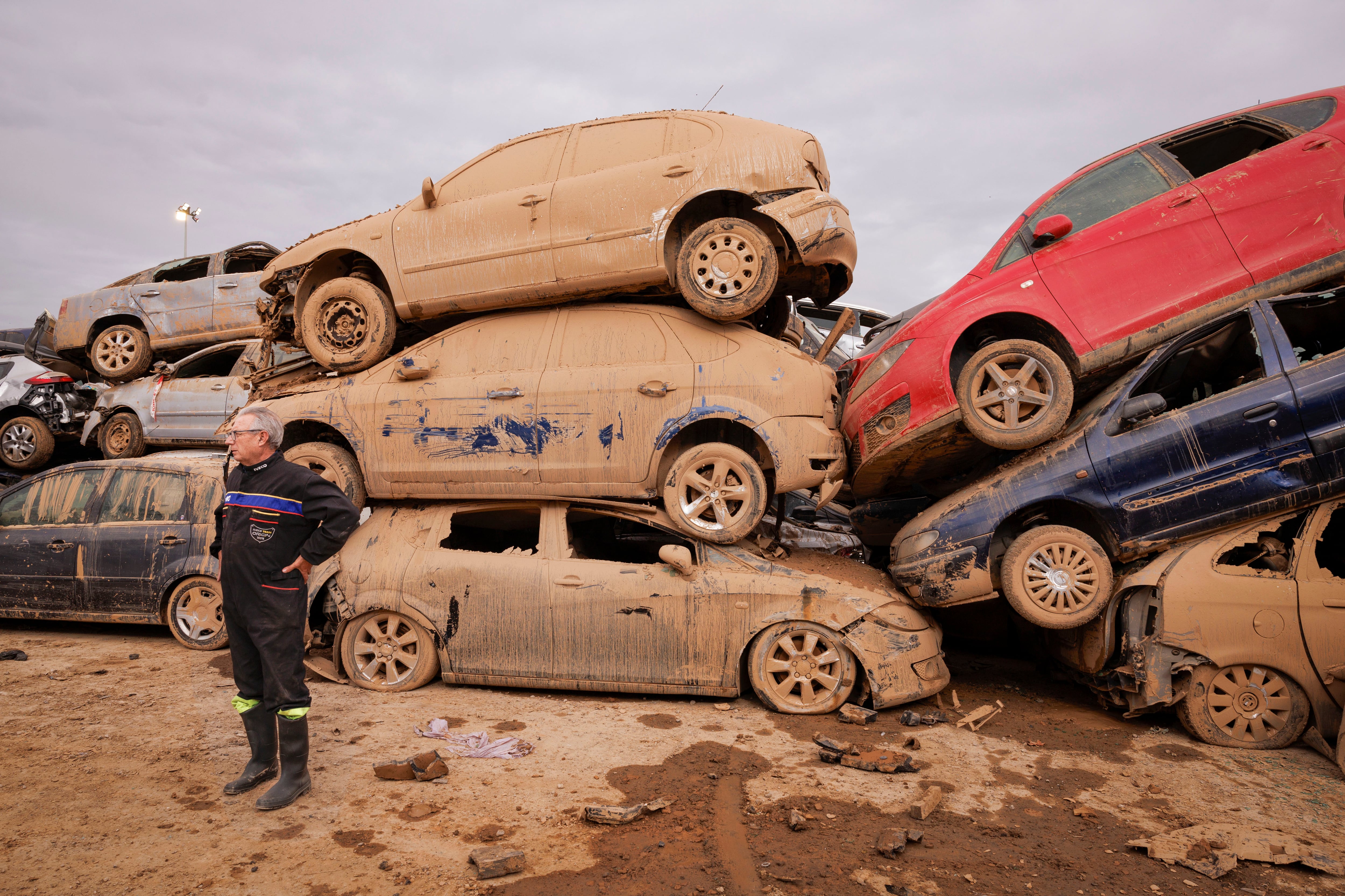 Imagen de archivo de un cementerio de coches arrasados por la DANA en Benetússer